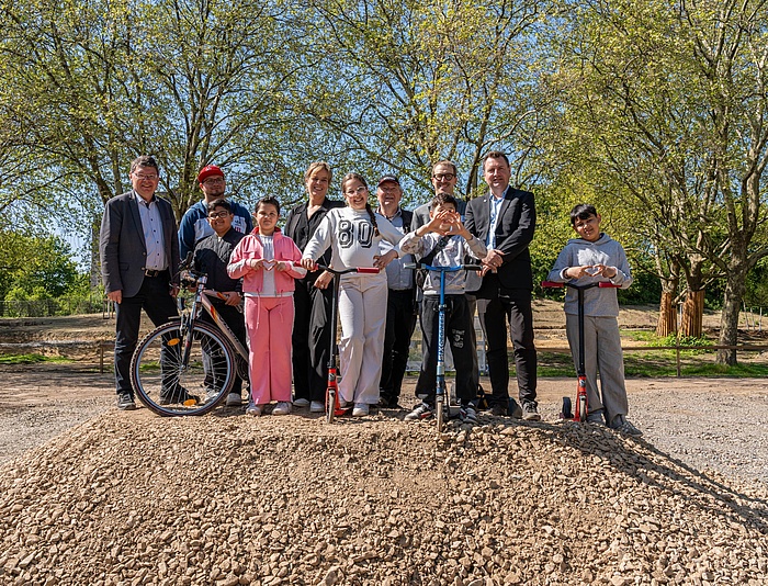 Ministerin Mona Neubauer und Projektverantwortliche am neuen Sportareal des Grünen Ring Mitte