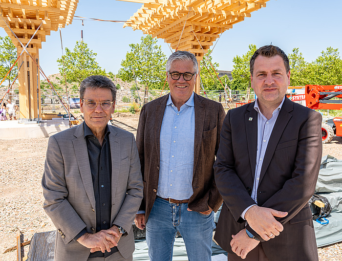 Hanspeter Faas, Sprecher der Geschäftsführung der IGA gGmbH, Architekt Dirk Druschke und Sebastian Beck, Vorstand der Wirtschaftsbetriebe Duisburg, präsentieren die ersten sichtbaren Bauelemente des neuen Eingangspavillons der IGA 2027 im RheinPark Duisburg.