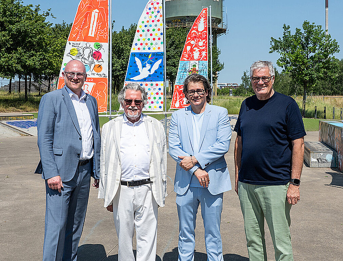 Oberbürereister Sören Link, Künstler Stefan Szczesny, Kurator Dirk geuer und IGA2027-Vorstand Hanspeter Faas vor  von Szczesny gestalteten Segeln. Foto: IGA202/ Caroline Seidel