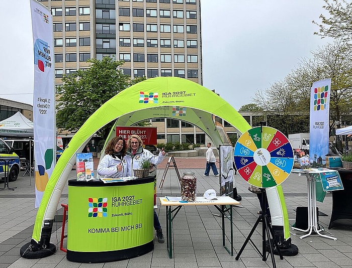 Promotionstand der IGA mit zwei Mitarbeiterinnen