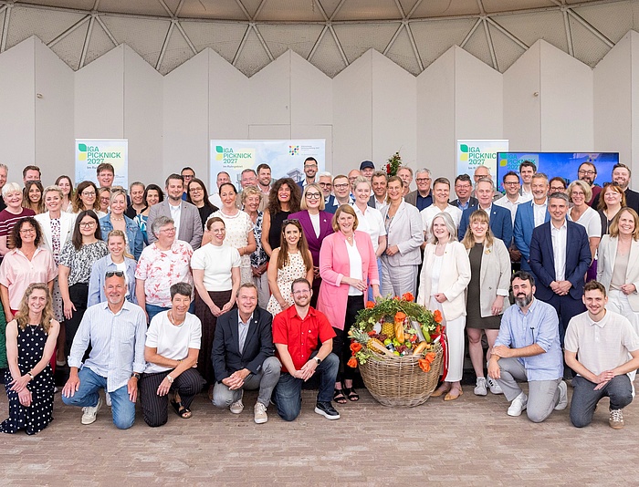 Gruppenbild mit Picknickkorb: An über 50 Orten im ganzen Ruhrgebiet soll am 20. Juni 2027 das IGA 2027 Picknick stattfinden. Zum Auftakt der Vorbereitungen trafen sich Vertreter der vielen beteiligten Kommunen im Gruga-Park. © IGA 2027/Sascha Kreklau