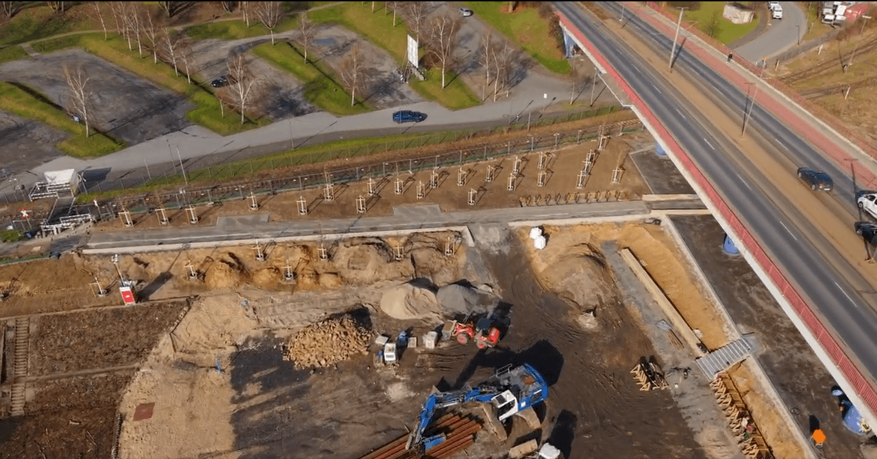 Luftaufnahme des Kultushafens mit neuem Weg, gestützten Jungbäumen und Baumaschinen neben der Hochstraße.