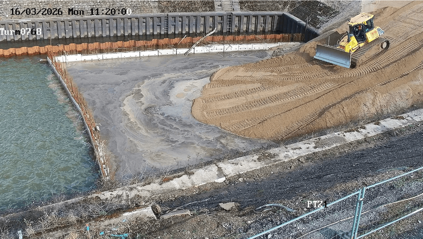Webcam-Aufnahme der Verfüllung des Hafenbeckens am Kultushafen: Planierraupe schiebt Sand in das eingespundete Becken.