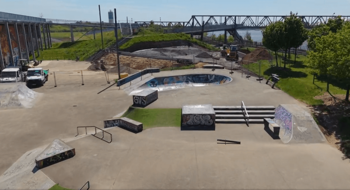 Blick auf die Bauarbeiten an der neuen Skateanlage. Die zukünftigen Fahrflächen und Hindernisse werden aus Ortbeton direkt vor Ort hergestellt und modelliert.