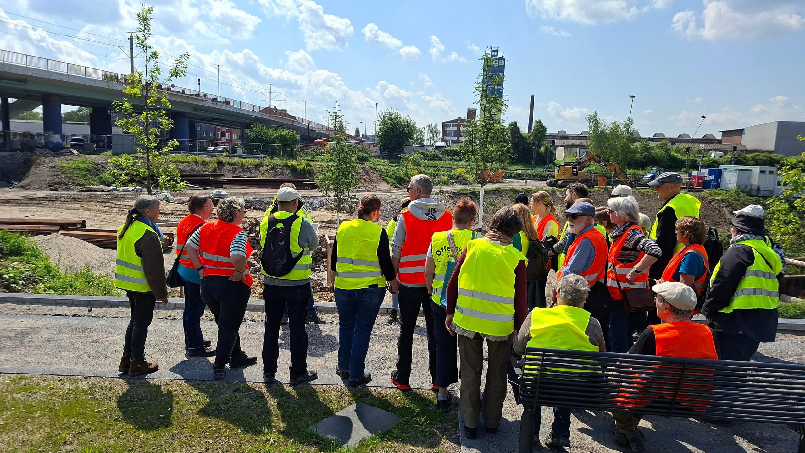 Besuchergruppe in Warnwesten bei einer Führung über die Baustelle am Kultushafen zum Tag der Städtebauförderung