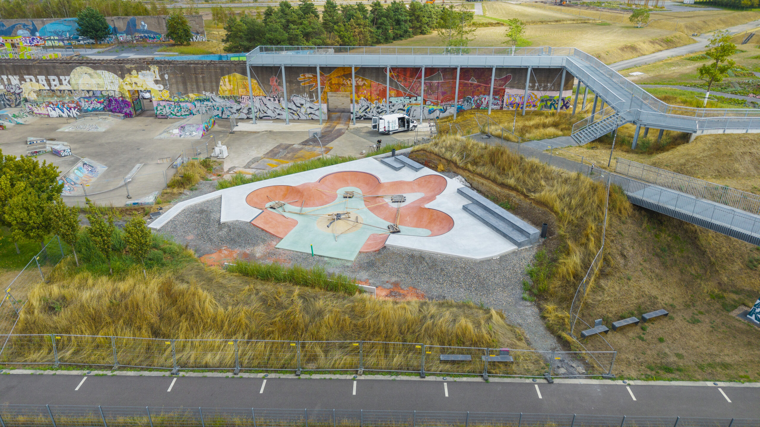 Der Aufbau der Skateanlage im RheinPark Duisburg ist zu sehen. Die bestehende Anlage wird um einen Bereich für Anfängerinnen und Anfänger erweitert und um barrierearme Elemente ergänzt.