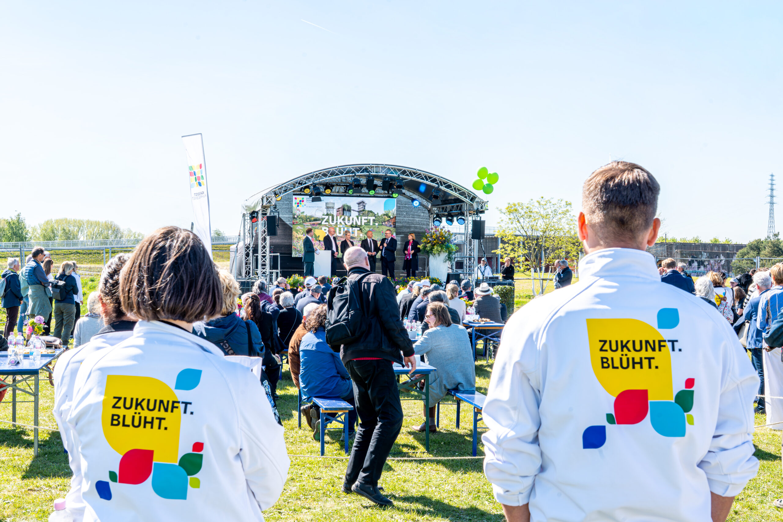 Baustellenfest Rheinpark April 2026. Bühne und Besucher